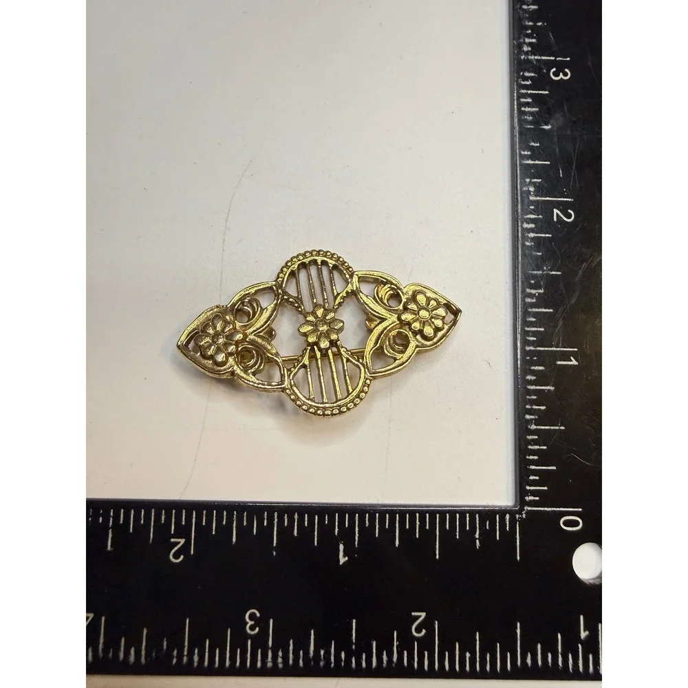 Gold Tone Floral Filigree Openwork Brooch Pin Vintage Textured Flower Jewelry